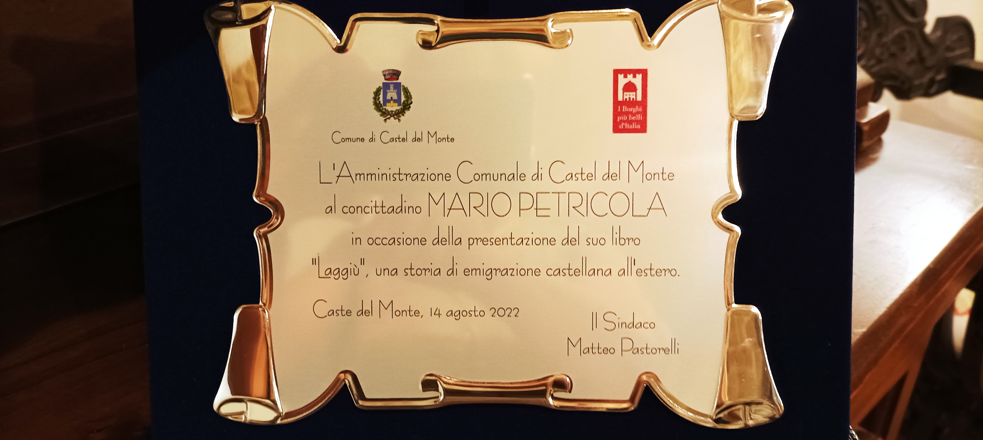 la plaque commémorative pour la publication du livre 