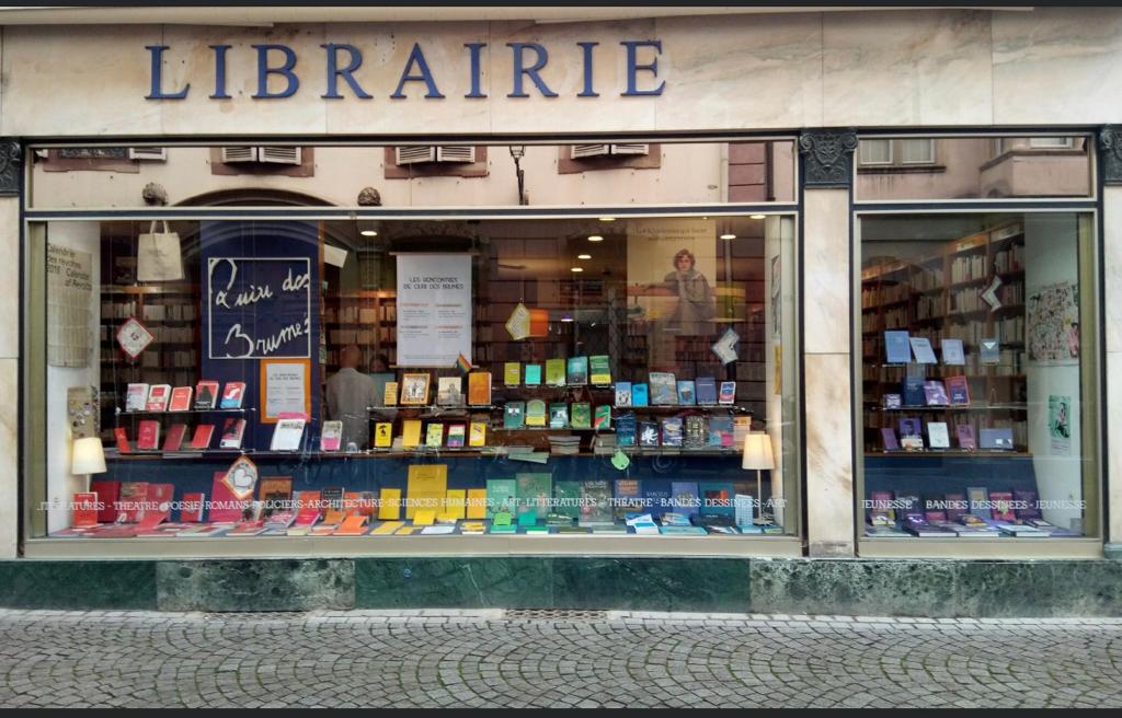 La vitrine de la librairie Quai des brumes à Strasbourg 