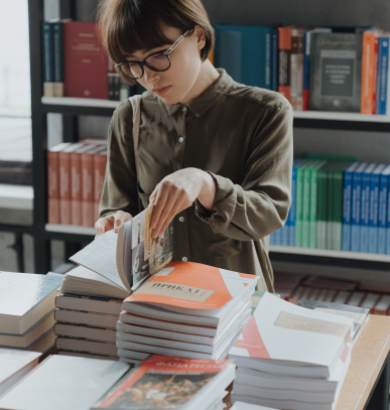 Femme regarde des livres